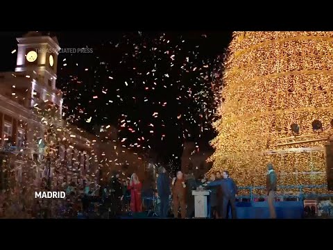 Iluminan gran árbol en Madrid para iniciar festividades navideñas