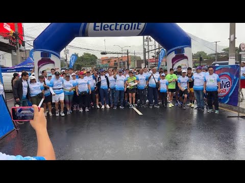 Cientos de salvadoreños participaron en la carrera Sivar Run