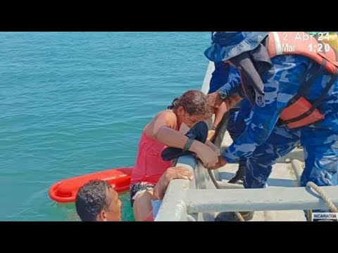 Fuerza Naval rescata a una mujer y 2 menores de alta mar