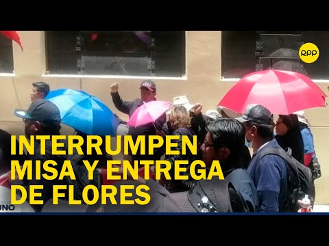 Puno: Manifestantes interrumpen misa y entrega de flores en honor de la Virgen de la Candelaria