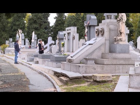 Multitud de personas acuden a los cementerios por el Día de Todos los Santos