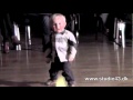 2-х летний малыш танцует рок-н-ролл