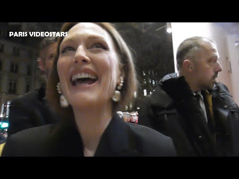 Julianne MOORE with fans @ Paris 16 december 2024 for The Room Next Door premiere