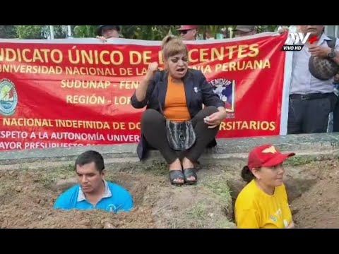 Iquitos: Docentes se entierran como medida de protesta y piden la homologación de sueldos
