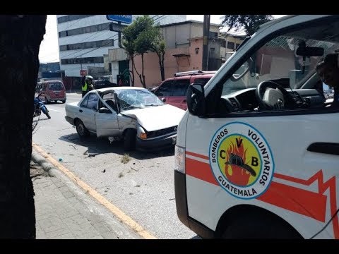 Automovilista auxiliada tras sufrir accidente en la calzada San Juan