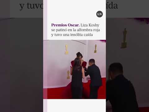 Premios Oscars: Liza Koshy se patinó en la alfombra roja y tuvo una insólita caída