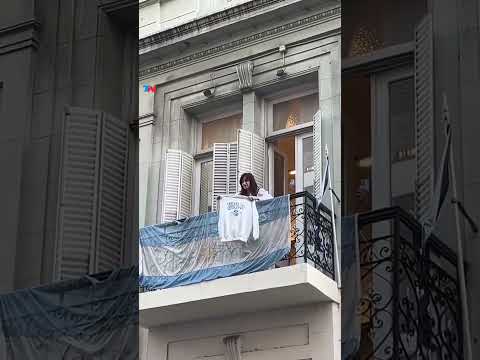En medio de la marcha, Cristina Kirchner salió al balcón del Instituto Patria con un buzo de UNLP