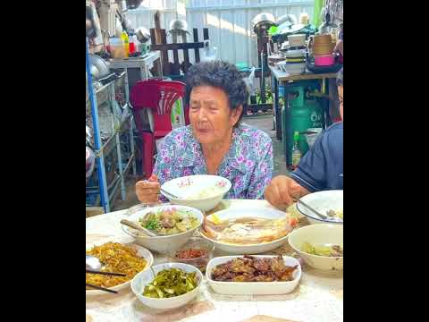 กินข้าวไปคุยกันไปอร่อยดีครับ