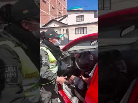 Una policía en Potosí terminó ensangrentada y con lesiones en el rostro, después de recibir golpes