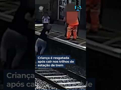 Criança é resgatada após cair nos trilhos de estação de trem em Londres, no Reino Unido #shorts