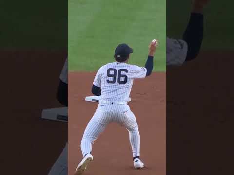 조지 롬바드 주니어가 2루에서 맨손으로 매끄러운 수비를 선보였다