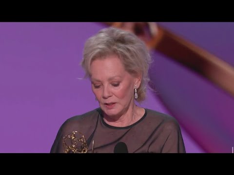 Jean Smart calls on TV networks to not air award shows, instead donate to Los Angeles wildfire relie