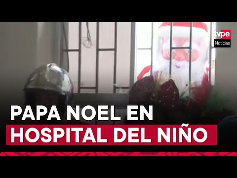 Papá Noel entrega regalos en el Hospital del Niño