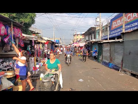 Comerciantes informales que aun permanecen en el centro de San Salvador
