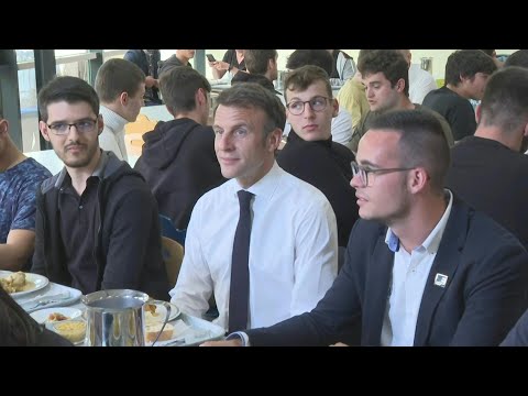 Macron déjeune à la cantine dun lycée professionnel à Saintes | AFP Images