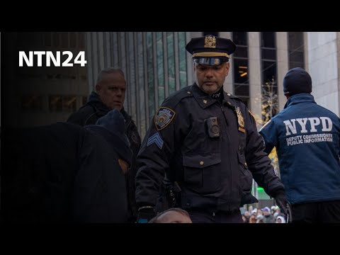 Cámaras de seguridad captaron cómo un grupo de migrantes atacó a dos policías en Nueva York