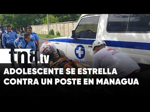 Chavalo agarra motocicleta sin permiso solo para estrellarse contra un poste en Managua - Nicaragua