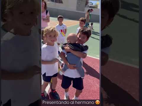 Marcelo Hijo De Michelle Renaud Presenta Asu Hermano Milo A Sus Compañeros De Colegio