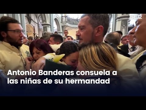 Antonio Banderas consuela a las niñas de su hermandad