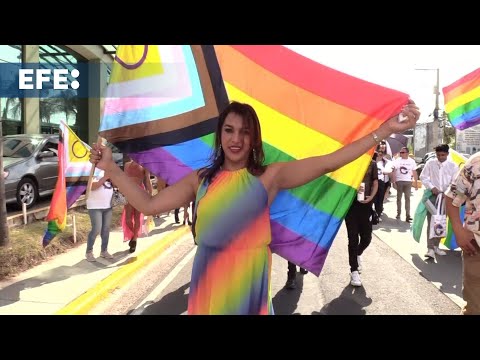 Integrantes de la comunidad LGBTI marchan en Honduras para reivindicar sus derechos