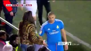 فيديو:بنزيمة أوقف مباراة فريقه لـ”يتحدث” إلى فتاة !