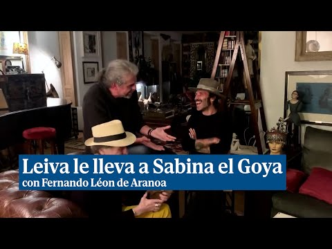 Momento en el que Leiva entrega el Goya a Sabina por su canción común para el documental de Aranoa