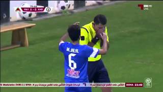 فيديو : لاعب الخور القطري يقبّل رأس الحكم بعد أن سدد عليه الكرة بالخطأ