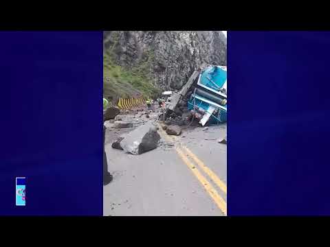 Nacional: derrumbe aplastó a dos vehículos en plena carretera en Huarochirí