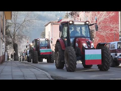 Bulgarian farmers escalate their protest by blocking main motorways and border crossings