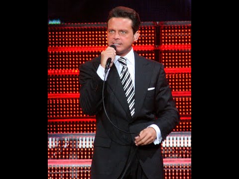 Luis Miguel hace lo IMPENSABLE para saludar a Carolina Herrera en pleno concierto