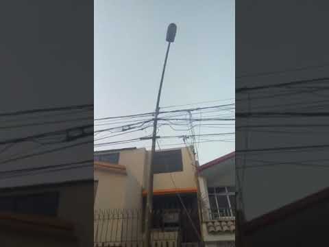 Comas: cable de luz se ha desprendido del poste y permanece sobre la vía pública [VIDEO]