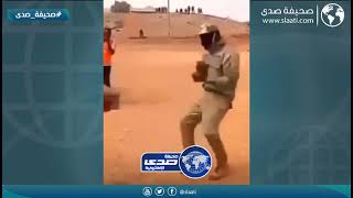 عسكري متوهق في العرض العسكري