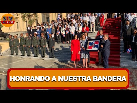 Vicepresidente Raquel Peña y Primera Dama Raquel Arbaje encabezan acto ceremonial a la bandera