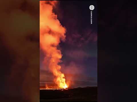 Las auroras boreales y la erupción de un volcán dejan esta escena única en #islandia #volcan