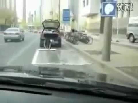 Video: Nerandi vietos kur pasistatyti mašina? - Išsitrauk kilimėlį ir statyk kur nori...