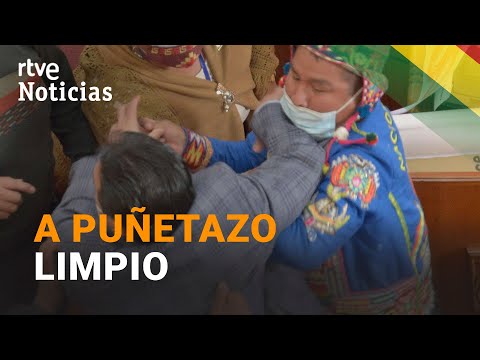 BOLIVIA: GOLPES y TIRONES de PELO en la interpelación a un ministro en el PARLAMENTO | RTVE Noticias