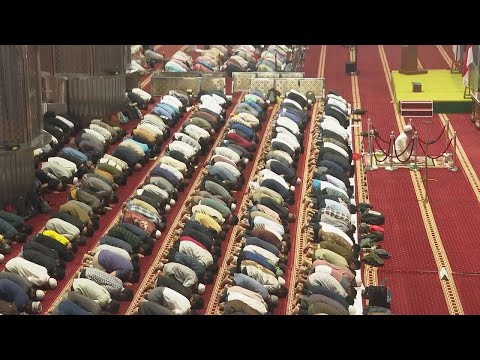 Indonesians pray on first day of Ramadan