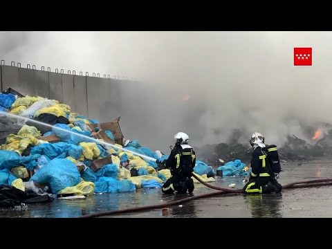Bomberos trabajan en la extinción de un incendio en una planta de reciclaje en Arganda