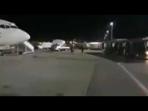 #denuncian la llegada de #cientos de #inmigrantes con sobre #amarillo al #aeropuerto en la #noche