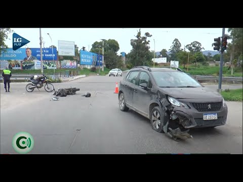 Accidente de tránsito en Lavalle y avenida Alfredo Guzmán: chocaron un auto y una moto