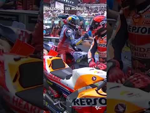 La primera línea queda entre hermanos  El saludo entre Marc Márquez y Álex Márquez