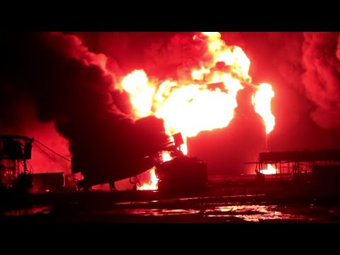 Des pompiers luttent contre l'incendie dans le port de Hodeida | AFP Images