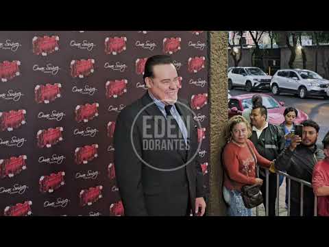 CÉSAR ÉVORA Como una verdadera Estrella llega al estreno de PERFUME DE GARDENIA donde participa