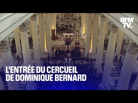 L'entrée du cercueil de Dominique Bernard dans la cathédrale d'Arras