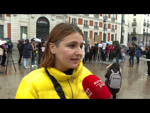 Jóvenes desafían al mal tiempo para protestar en la Puerta del Sol por la gestión del bono alqu