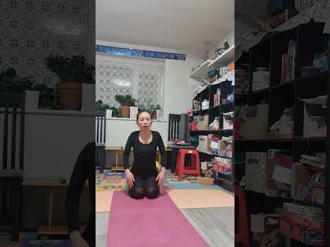 Siết cơ em bé với tư thế con mèo chống khuỷa tay. Rất phê cái đùi nha