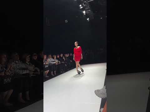 NAURA AYU JATUH di CATWALK!!!