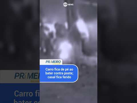 Carro fica de pé ao bater contra poste; casal fica ferido