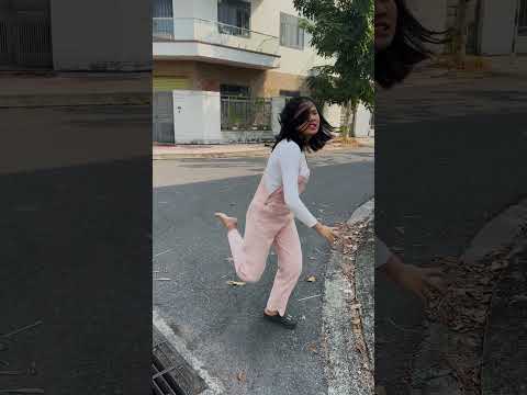 STOP 😱 Please don't drive || Em gái tôi còn ở dưới xe #shorts