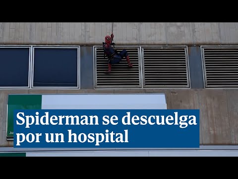 Spiderman se descuelga por la fachada de un hospital para visitar a los niños ingresados